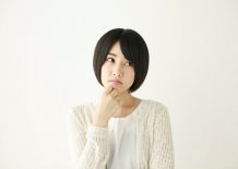 大規模修繕工事が始まり悩む女性